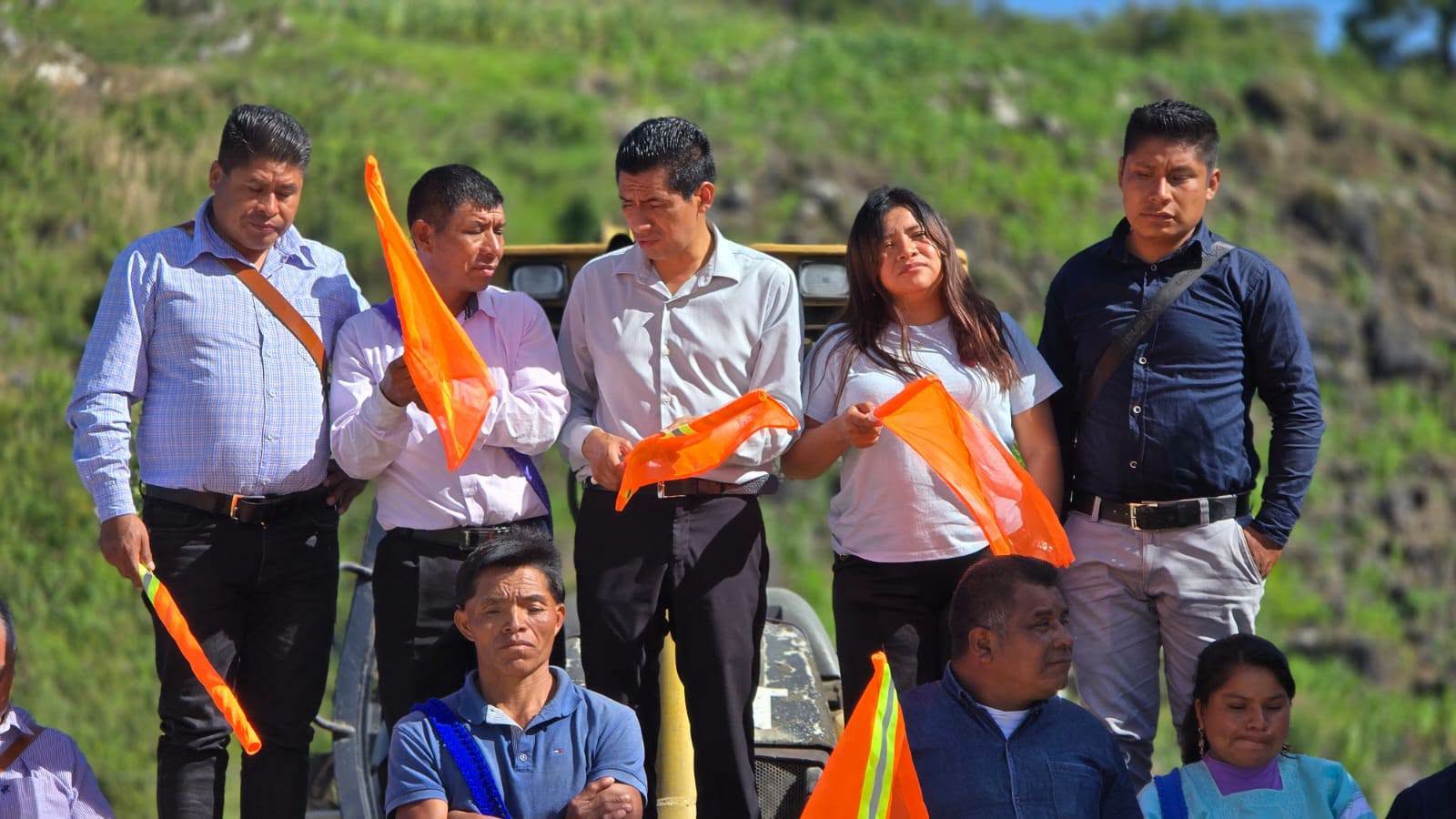 En un ambiente de unidad y alegría, el H. Ayuntamiento Municipal de San Juan Cancuc 2024-2027 que preside el *Lic. Juan López Mendoza*, acompañado de su H. Cabildo y de la Directora de Obra Pública, la *Ing. Rosa Pérez Vázquez*, dio el banderazo de inicio a la obra de *pavimentación con concreto hidráulico* en la comunidad de *Yaxnail*.