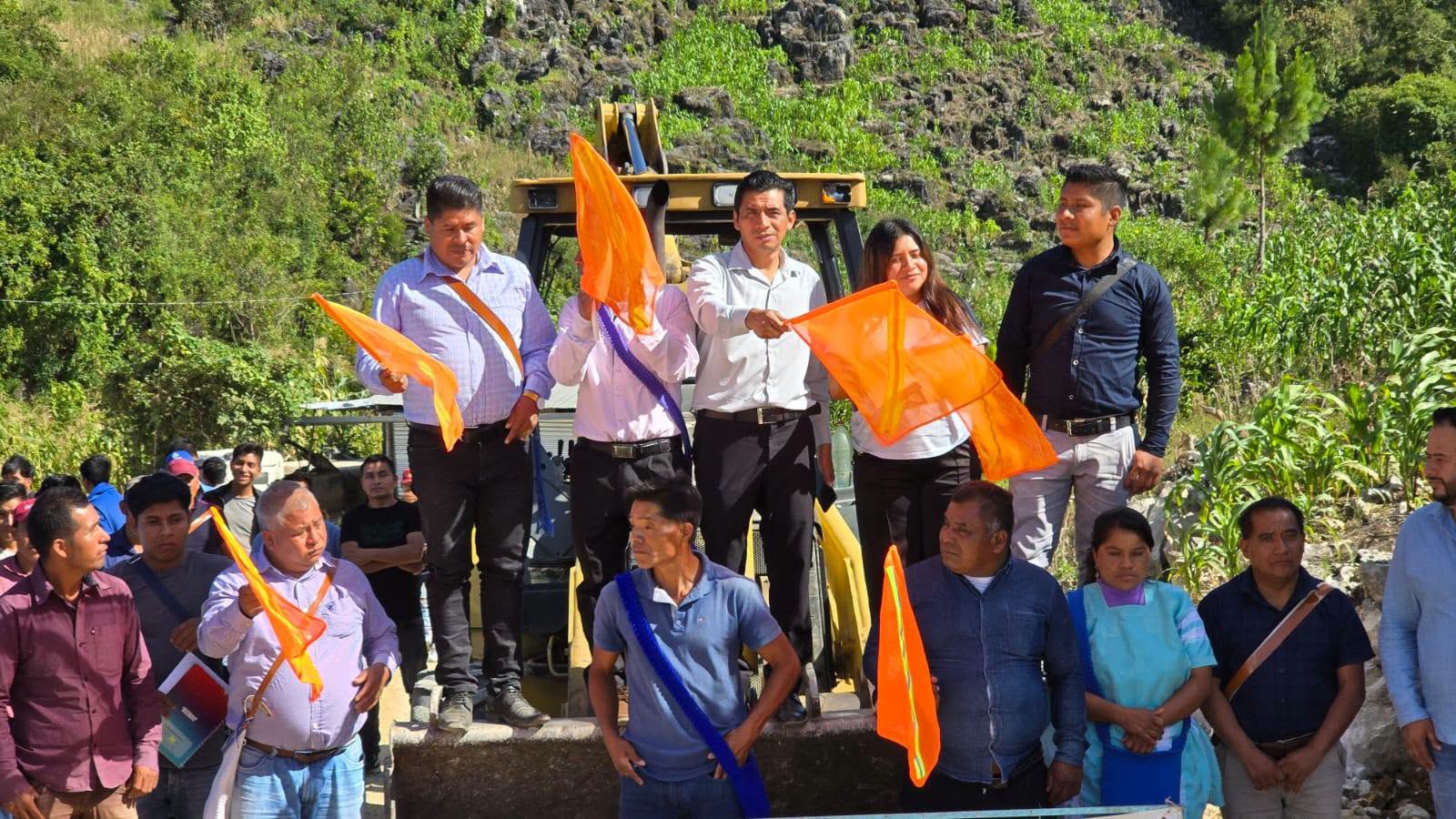En un ambiente de unidad y alegría, el H. Ayuntamiento Municipal de San Juan Cancuc 2024-2027 que preside el *Lic. Juan López Mendoza*, acompañado de su H. Cabildo y de la Directora de Obra Pública, la *Ing. Rosa Pérez Vázquez*, dio el banderazo de inicio a la obra de *pavimentación con concreto hidráulico* en la comunidad de *Yaxnail*.