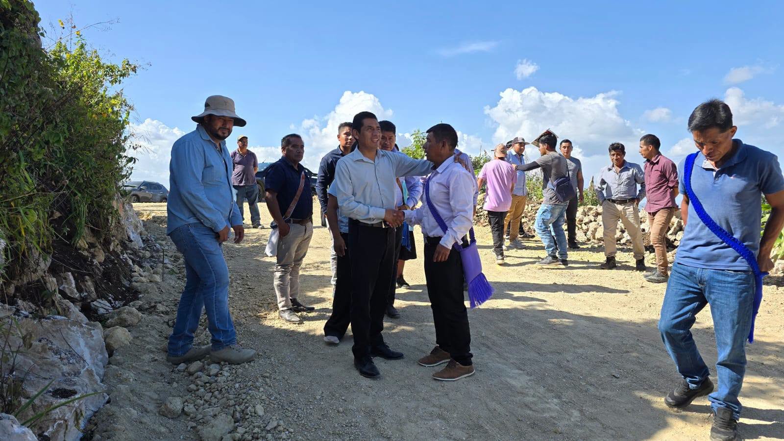 En un ambiente de unidad y alegría, el H. Ayuntamiento Municipal de San Juan Cancuc 2024-2027 que preside el *Lic. Juan López Mendoza*, acompañado de su H. Cabildo y de la Directora de Obra Pública, la *Ing. Rosa Pérez Vázquez*, dio el banderazo de inicio a la obra de *pavimentación con concreto hidráulico* en la comunidad de *Yaxnail*.